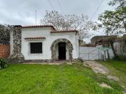 casa con gran terreno, doble frente por calle Pellegrini...