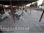 CASA CON GRAN TERRENO, PISCINA Y GARAJE CERCA DE LA PLAYA