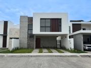 CASA CON HAB. EN PB EN VENTA EN LOMAS DEL DORADO