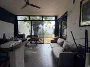 Casa con habitación en planta baja, alberca, en Gran...