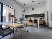 Casa con habitación en Planta Baja y doble terraza en...