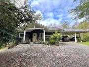 Casa con hermosa cabaña en condominio cerrado