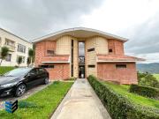 CASA CON HERMOSA VISTA UBICADA EN LA PARTE ALTA DEL CLUB...