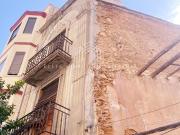 CASA CON HISTORIA Y ACCESO A DOS CALLES EN PLENO CENTRO...