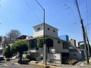 Casa con descuento! En esquina en condominio con...