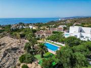 Casa con impresionantes vistas sobre parcela con roca...