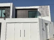 Casa con jacuzzi y jardín en privada – $2,995,000 Centro...