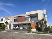 Casa con Jardín, Alberca Privada y 3 Recámaras en 2 Niveles