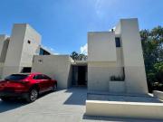 Casa con jardín, alberca privada y terraza, en Ave....