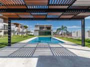 Casa con jardín? alberca ? y vigilancia las 24hrs ?...