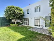 Casa con JARDIN AMPLIO y AIRE ACONDICIONADO, SANTA FE...