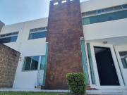 Casa con jardín arbolado en Santa Cruz Guadalupe, por...