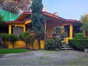 Casa con jardín, chimenea y espacios acogedores en...