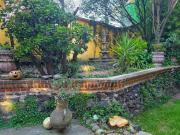 Casa con jardín, chimenea y espacios acogedores en...