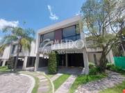Casa con jardín de venta en Cumbayá