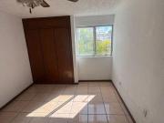 Casa con jardín en coto muy tranquilo