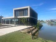 Casa con Jardín, Pileta y Parrilla en Venta Barrio...