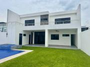 Casa con jardin y alberca en venta en Burgos Bugambilias