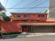 Casa con jardín y árboles frutales en Lomas Quebradas