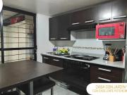 Casa con jardín y patio en esquina, con excelente...