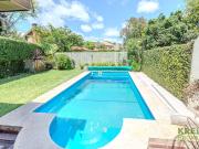 Casa con jardín y pileta en venta en Barrio Saavedra