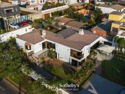 Casa con jardines amplios, elegancia natural y excelente...