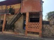 Casa con licoreria y anexos