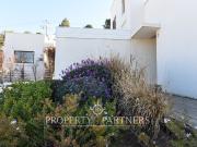 Casa con lindo jardín y quincho