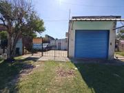 Casa con local a la venta en Isidro Casanova