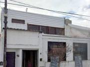 Casa con local comercial en avenida Bv los Granaderos