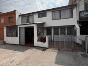 Casa con local comercial y 3 apartamentos en venta en...