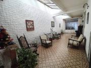 Casa con local en venta