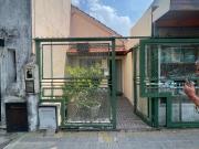 Casa con local La Plata