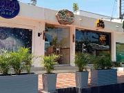 Casa con locales comerciales