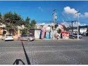Casa con locales Comerciales en Abasolo Sur, al lado de...