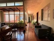 Casa con locales comerciales en venta Barrio El Centro...