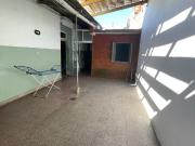 Casa con lote propio a refaccionar