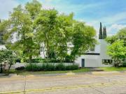 Casa con Moderna Actualizada en Club de Golf Santa Anira