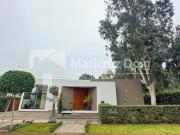 CASA CON MODERNA ARQUITECTURA