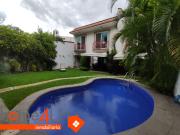 Casa con muebles de lujo, en residencial privado con...