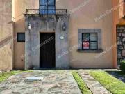 Casa con muebles en el fraccionamiento Zirandaro