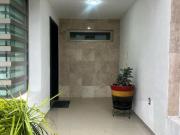 Casa con muro llorón ubicada en El Refugio, Querétaro