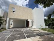 Casa con paneles en preventa en la privada Oasis dentro...