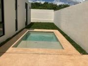 CASA CON PANELES SOLARES EN PRIVADA MORERA CHOLUL