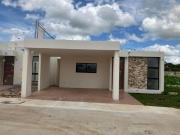 CASA CON PANELES SOLARES EN PRIVADA MORERA CHOLUL