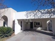 Casa con paneles solares y habitación principal en...