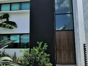 Casa con paneles solares y piscina a unos pasos de City...