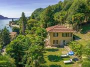Casa con parco e darsena in vendita sul Lago Maggiore...