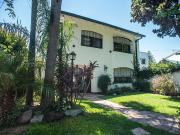 CASA CON PARQUE Y PILETA EN BARRIO PARQUE BERNAL