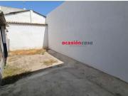CASA CON PATIO A LA VENTA
